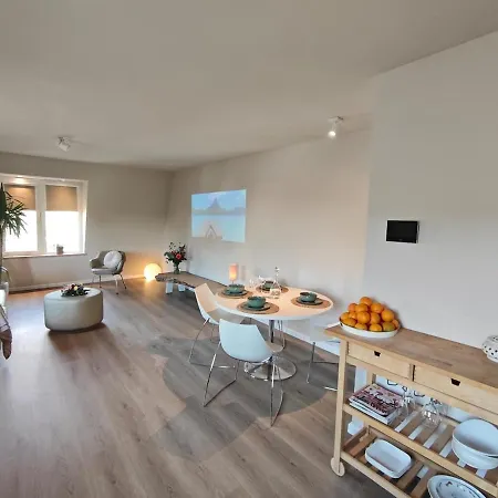 Apartment Stylish With Beamer Near The Station *