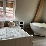 Luxury With Sauna, Bath And Cinema Private